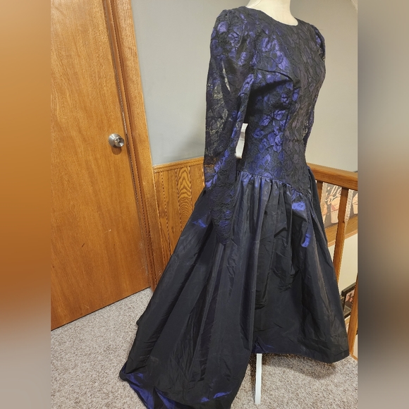 🎈Vintage Purple Tafetta Gown Size unknown measurements are B32 W26 maybe - Picture 3 of 3